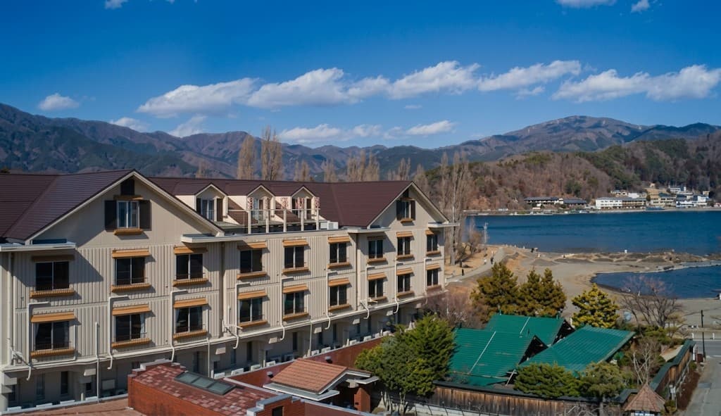 ロイヤルホテル 湖畔のリゾートホテル外観と山並み